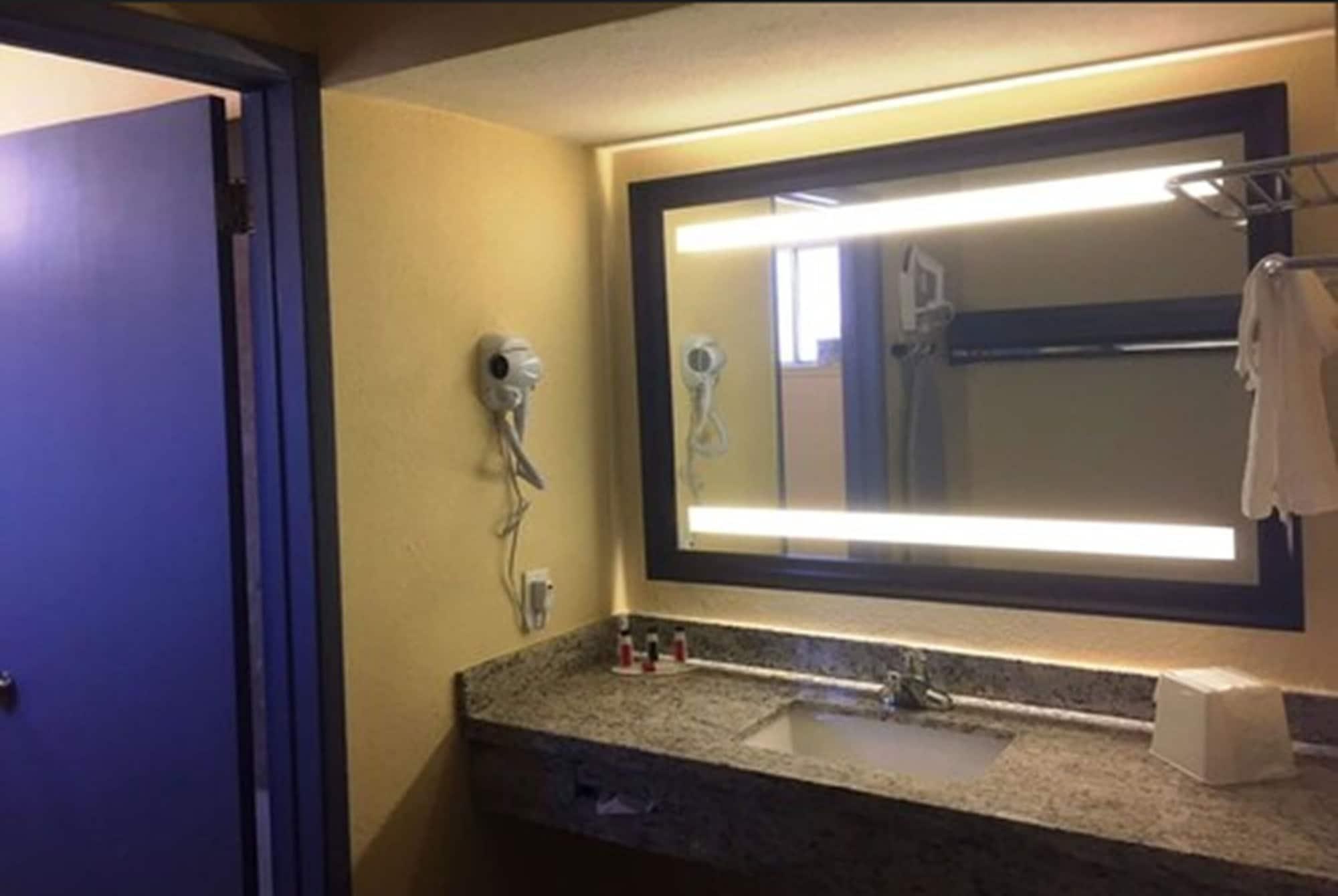 Days Inn By Wyndham Airport - Phoenix Eksteriør billede