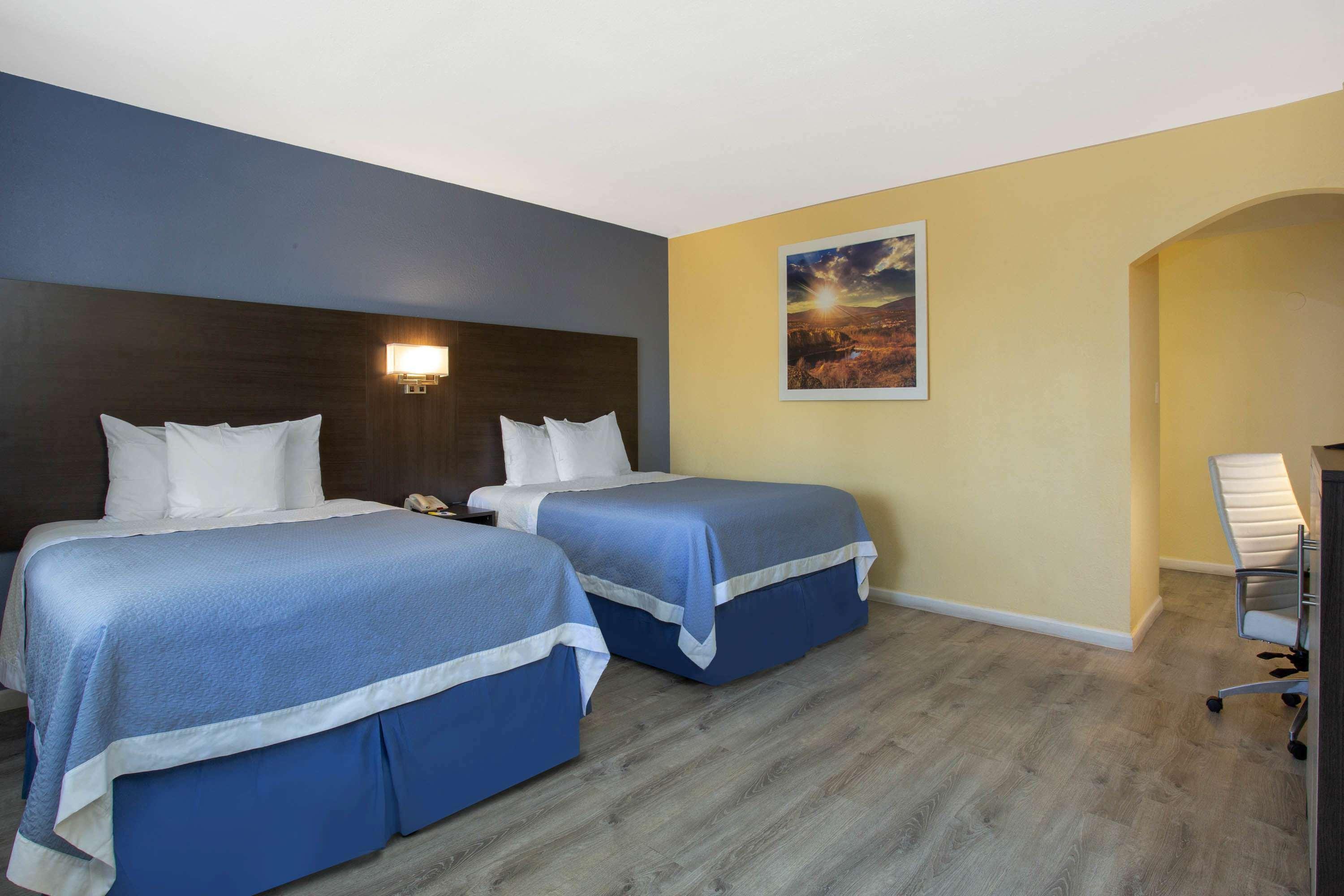 Days Inn By Wyndham Airport - Phoenix Eksteriør billede