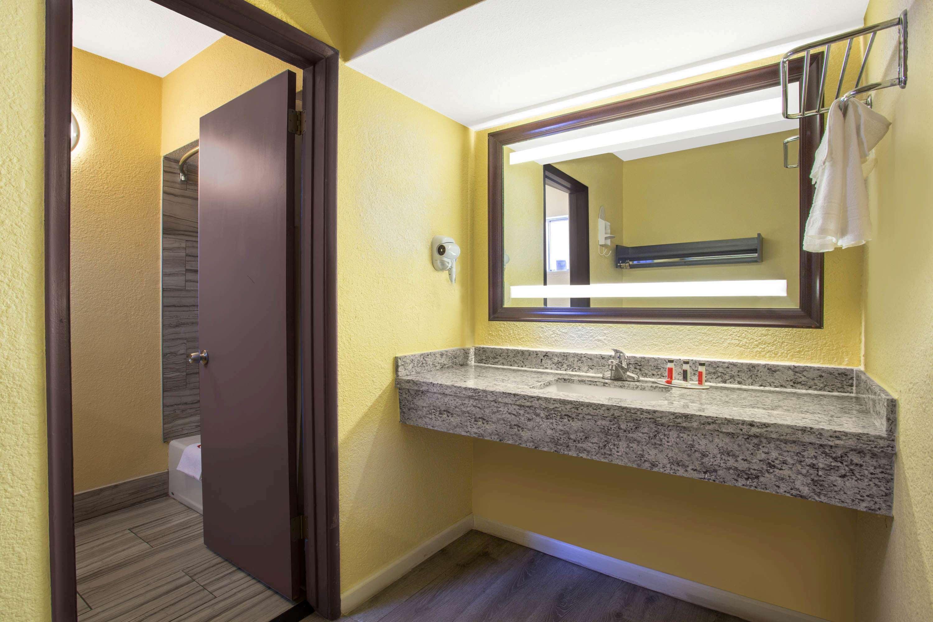 Days Inn By Wyndham Airport - Phoenix Eksteriør billede