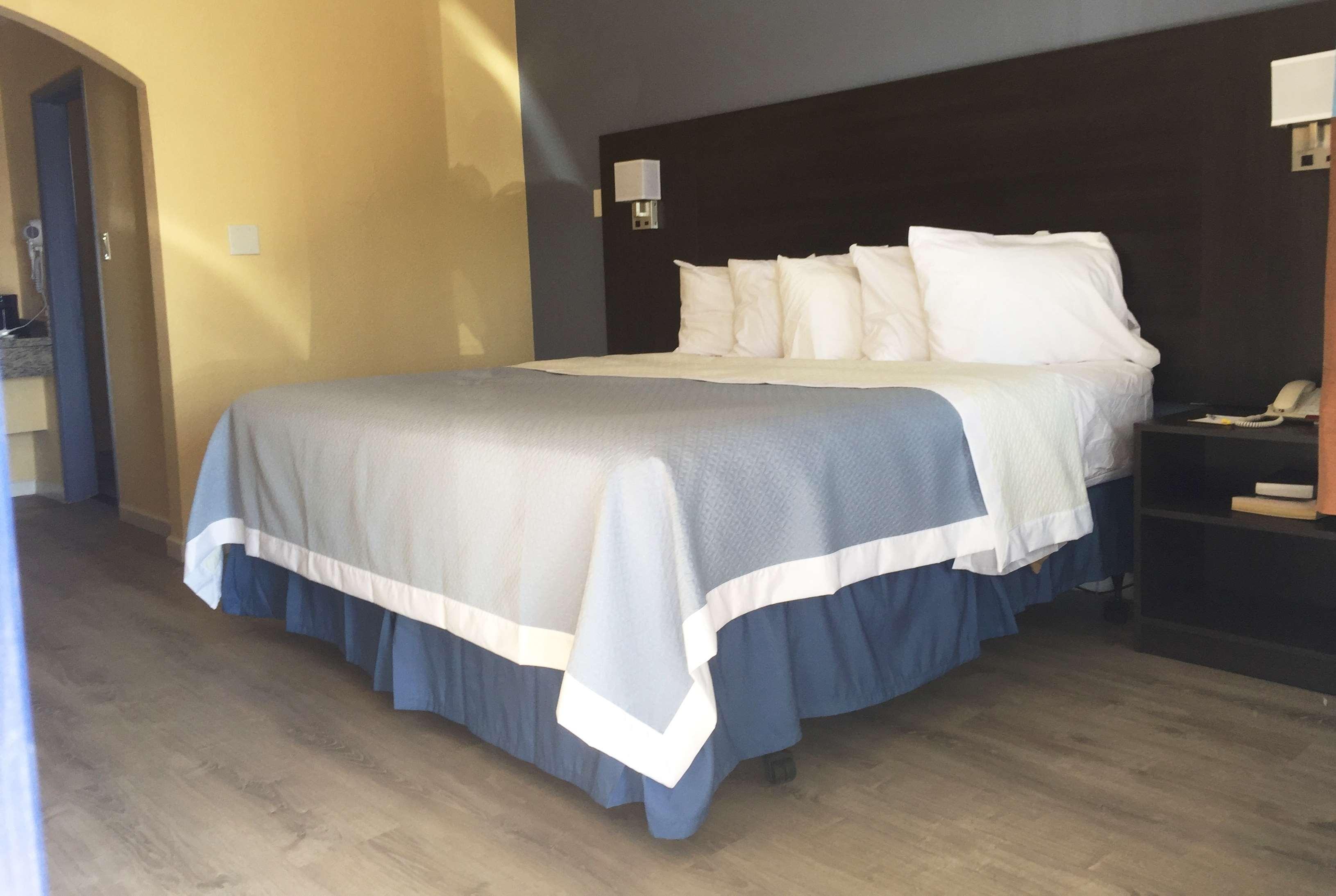 Days Inn By Wyndham Airport - Phoenix Eksteriør billede