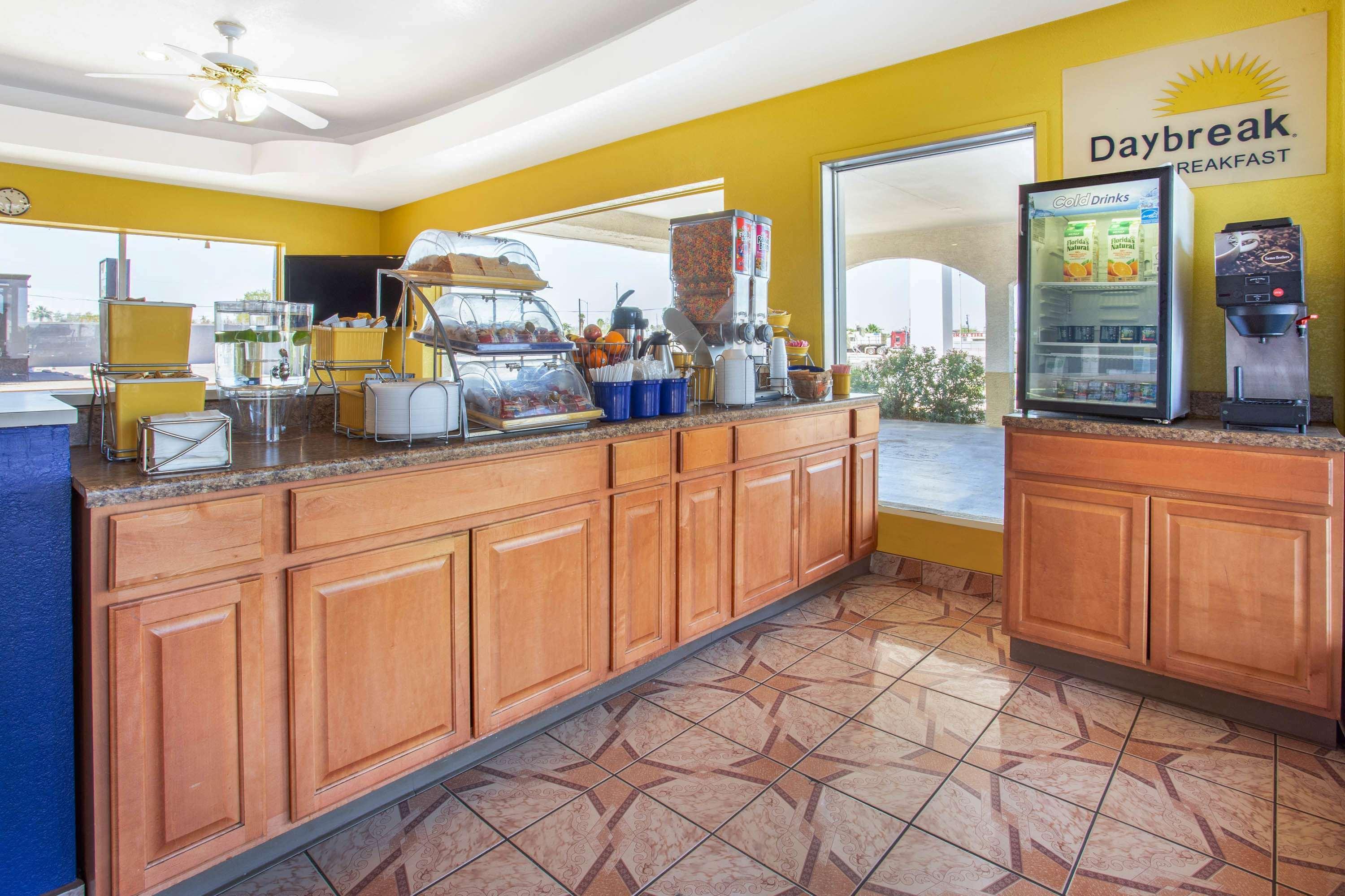 Days Inn By Wyndham Airport - Phoenix Eksteriør billede