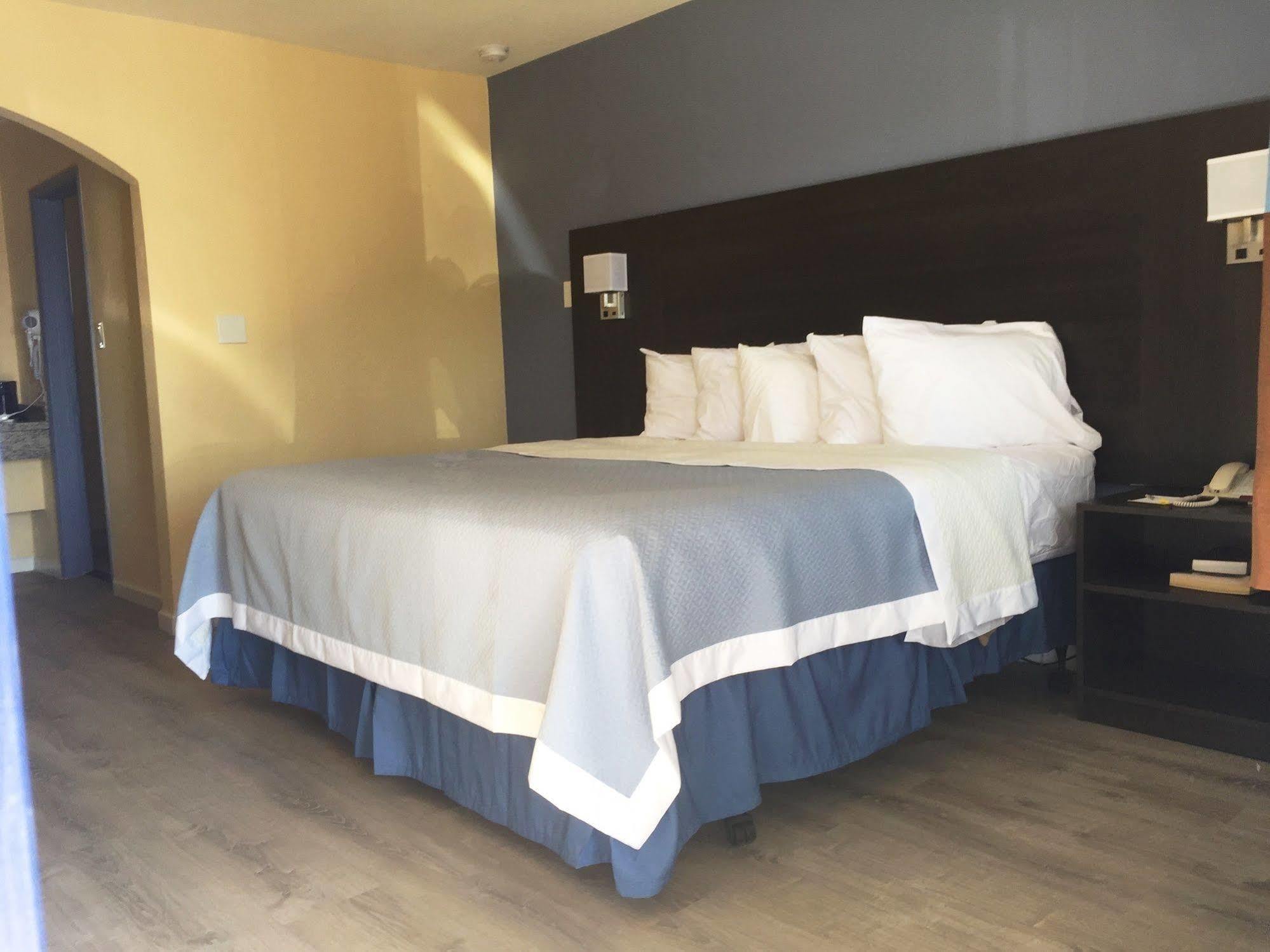 Days Inn By Wyndham Airport - Phoenix Eksteriør billede